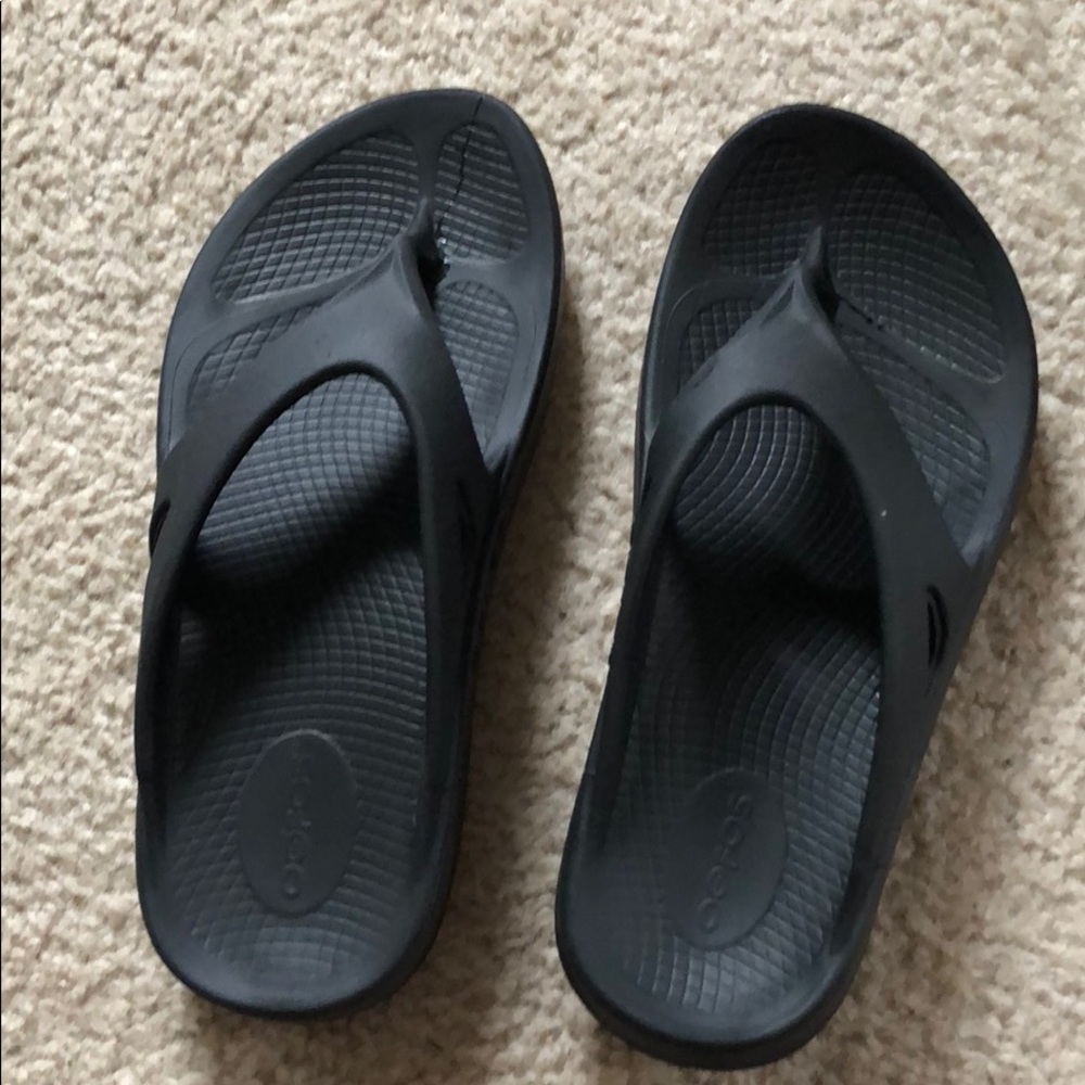 Oofos Women’s Black Size 8